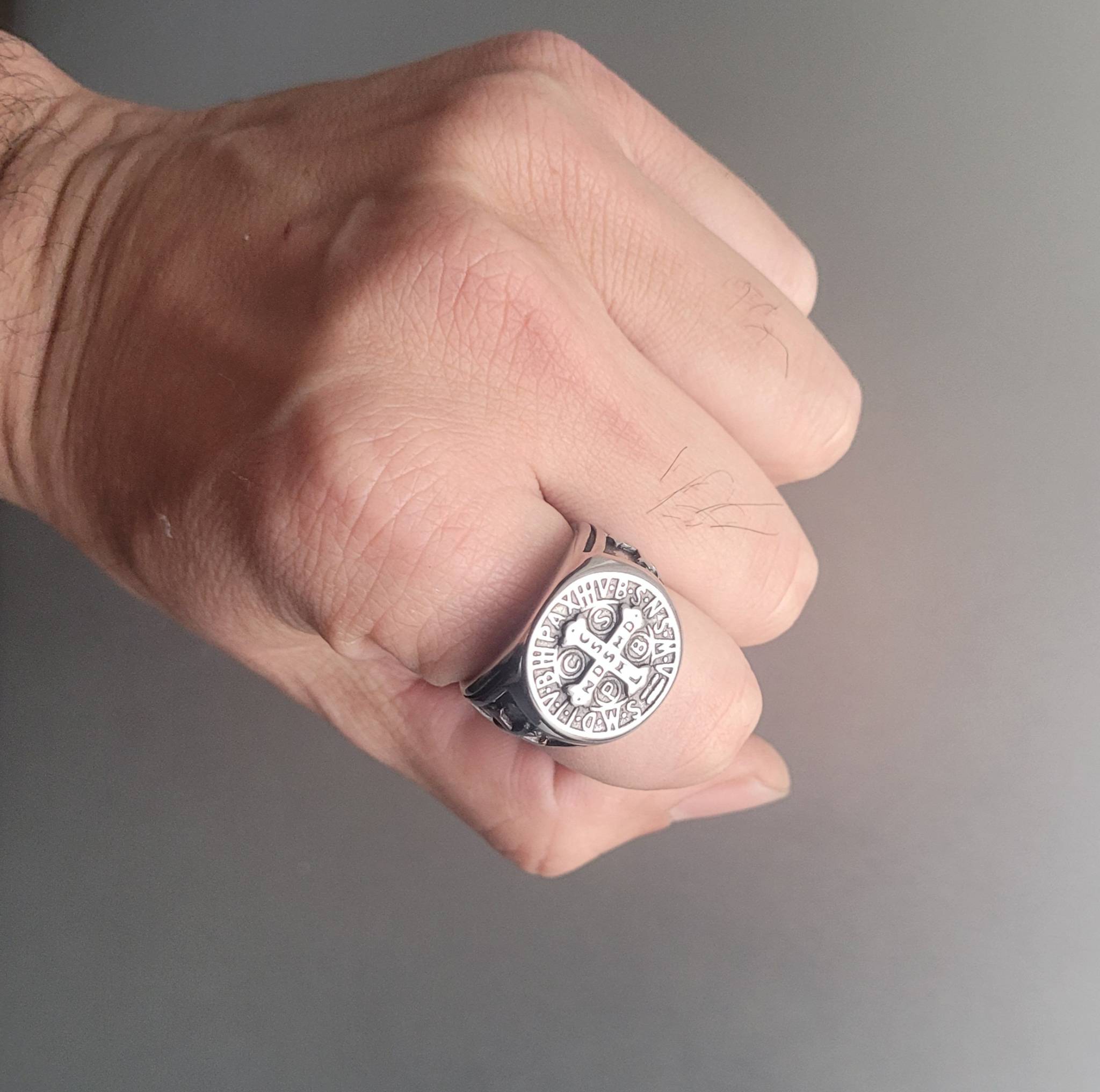 Anel Masculino São Bento Cruz Prata em Aço Inoxidável